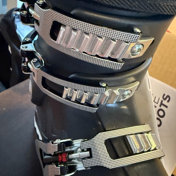 Rossignol Black and Silver Winter Boots with Adjustable Buckles - Picture 4 of 9